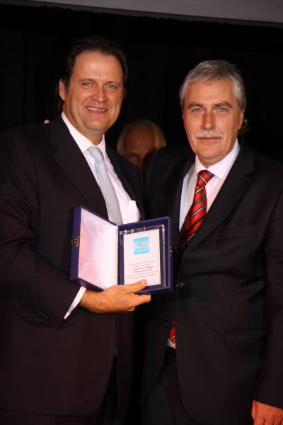 Sr. Alfredo Romero PRESIDENTE DE ALACOPP Entregando placa conmemorativa al Lic Pablo Moreno Valenzuela PRESIDENTE SALIENTE DE ALACOPP Sr. Alfredo Romero PRESIDENTE DE ALACOPP Entregando placa conmemorativa al Lic Pablo Moreno Valenzuela PRESIDENTE SALIENTE DE ALACOPP