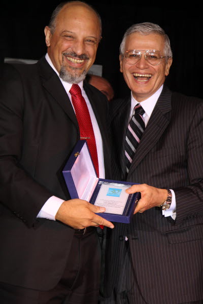 Sr. Jorge López PRESIDENTE DE CEDOL Entregando placa conmemorativa al Lic. Ricardo Cruz VICEPRESIDENTE 1° de AECA Sr. Jorge López PRESIDENTE DE CEDOL Entregando placa conmemorativa al Lic. Ricardo Cruz VICEPRESIDENTE 1° de AECA